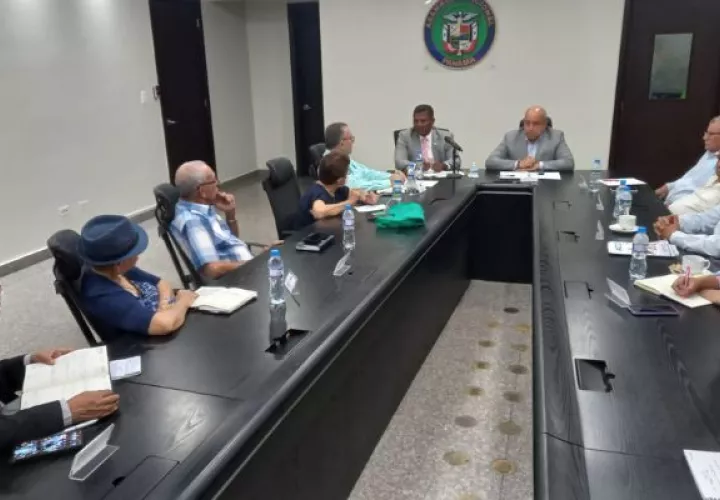 Reunión con miembros de CONATO en la Asamblea Nacional. Foto: Víctor Arosemena