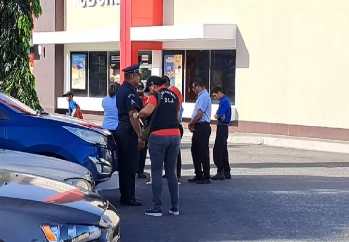 Los delincuentes ingresaron por la puerta principal del local comercial, violentando la cerradura, llegando hasta la caja fuerte, llevándose más de 28 mil dólares. Foto. Mayra Madrid