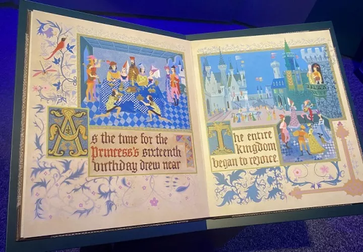 Detalle de una réplica del libro ilustrado de atrezzo. Foto: EFE