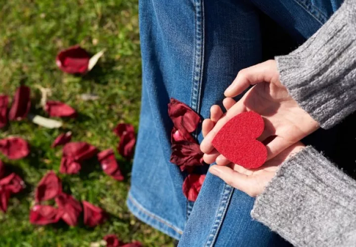Es habitual regalar rosas rojas porque este tono está considerado el color del amor verdadero. Foto: Pexels