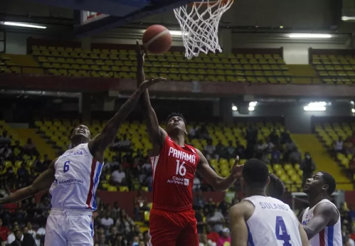 Eric Romero de Panamá (cent.) lanza el balón junto a Antonio Pera de República Dominicana. Foto: EFE 
