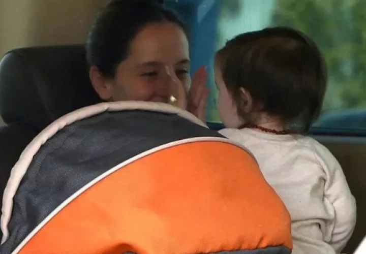 Imagen que captaron de Evaluna e Índigo en Argentina. Foto: El Trece