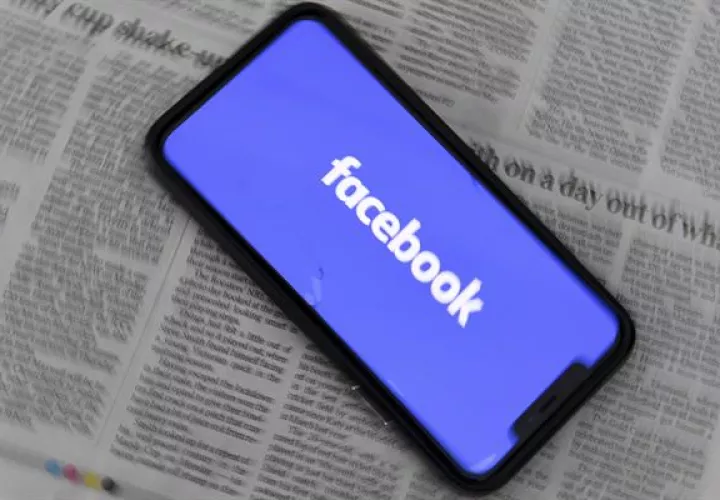 Imagen ilustrativa muestra una pantalla de teléfono con el logo de Facebook. 