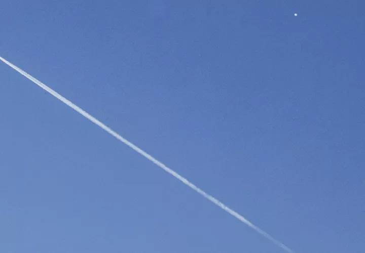 Un avión vuela abajo del globo, antes de ser derribado. Foto: EFE