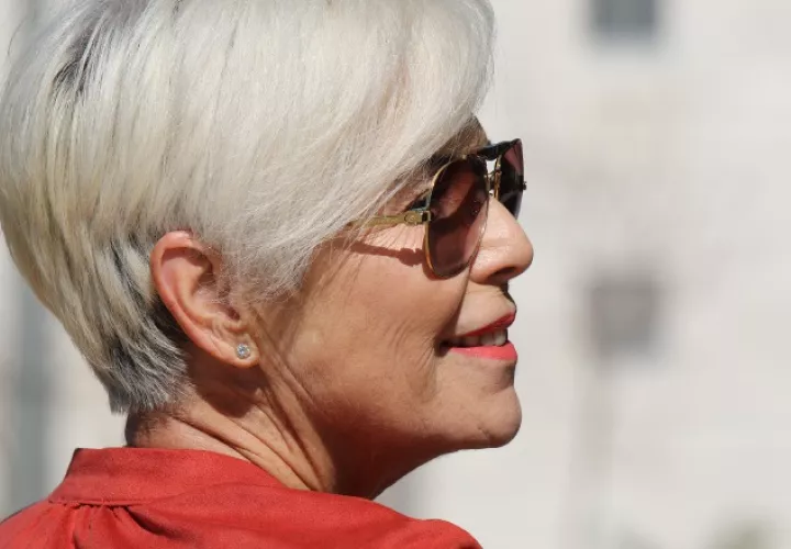 Este movimiento deja claro que mostrar las canas está lejos de ser sinónimo de descuido. 
