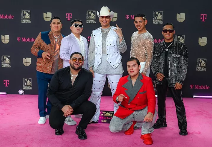Integrantes de la banda de música regional mexicana Firme. Foto: EFE