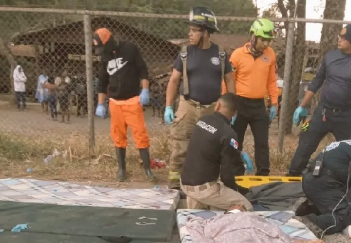 Rescatistas del Sinaproc y miembros de la Fuerza de Tarea Conjunta apoyan a los heridos del accidente en Gualaca. Foto. Sinaproc