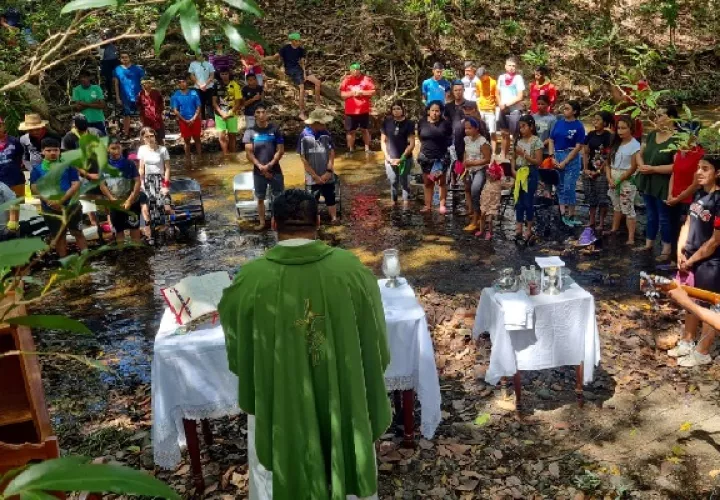 El sacerdote Jonathan Mendoza, dijo que los jóvenes buscan un acercamiento con Dios. Foto. Thays Domínguez
