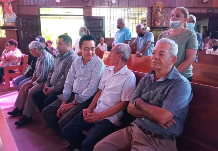 Reconocidos artistas de la música típica panameña llegaron a la ceremonia religiosa. Foto/Thays Domínguez
