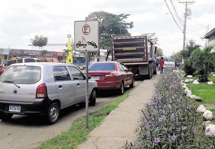 El empleo de grúas y de inmovilizadores que se colocan en las ruedas de los vehículos, además de multas de $10.00, están entre las medidas que se aplicarán de no pagar el conductor por el tiempo de uso del estacionamiento.