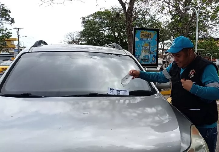 El empleo de grúas y de inmovilizadores que se colocan en las ruedas de los vehículos, además de multas de $10.00, están entre las medidas que se aplicarán de no pagar el conductor por el tiempo de uso del estacionamiento. Foto. Eric Montenegro