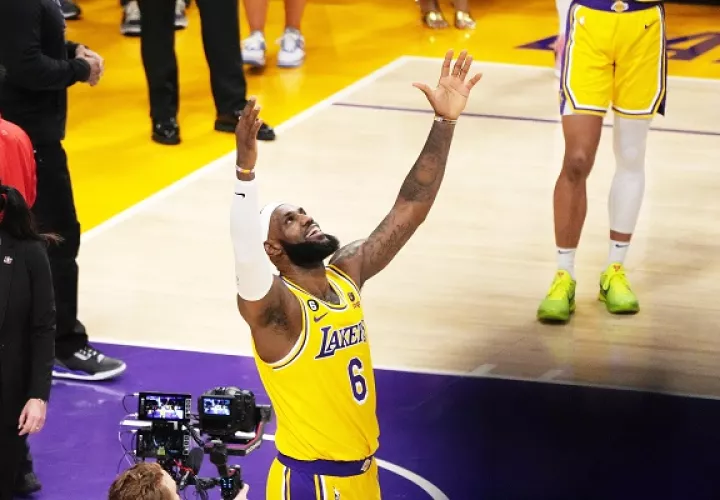 LeBron James, festreja su récord. Foto: EFE