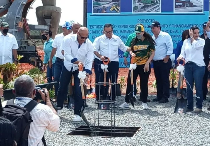 Mariano Rivera realiza la primera palada.  Foto: Eric Montenegro