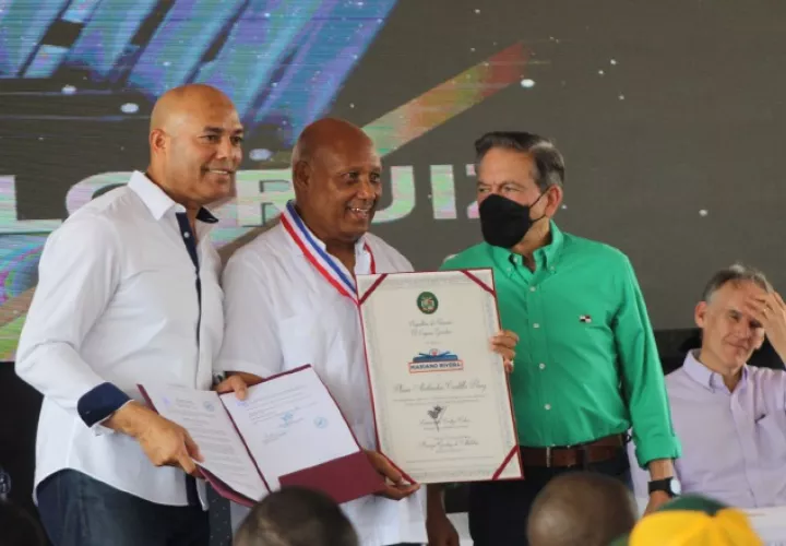  Plinio Castillo (cent.) recibió la "Condecoración Mariano Rivera".  Foto: Eric Montenegro