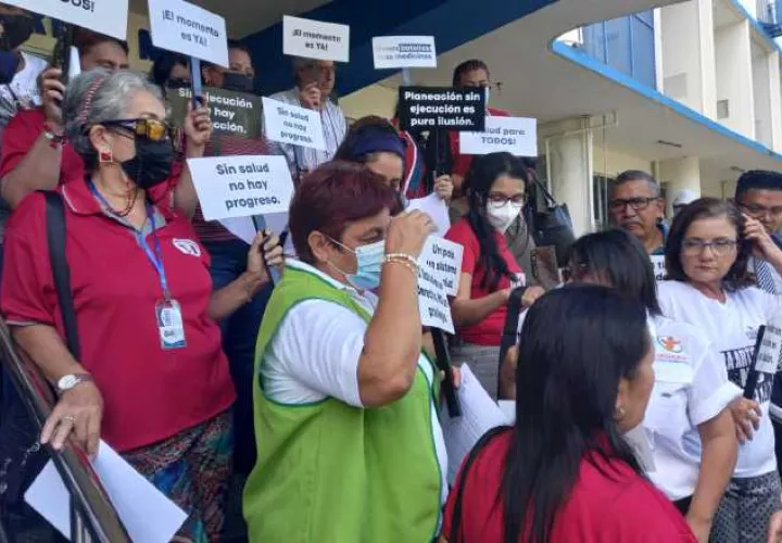 El jueves de la semana pasada, los pacientes protestaron por la falta de medicamentos en las escaleras de entrada al hospital general del  Complejo Hospitalario de la CSS. Francisco Paz