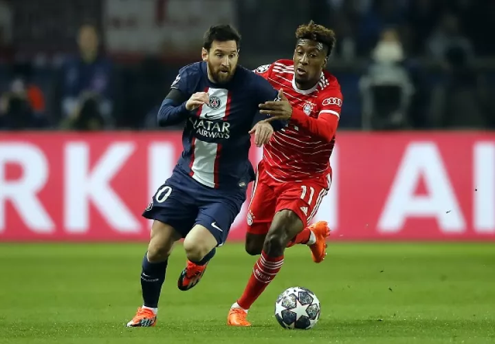  Lionel Messi del PSG (izq.) disputa el balón contra Kingsley Coman del Bayern. Foto: EFE