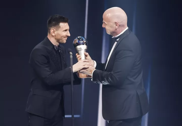 Messi recibe el trofeo de The Best por Gianni Infantino de la FIFA. Foto:EFE