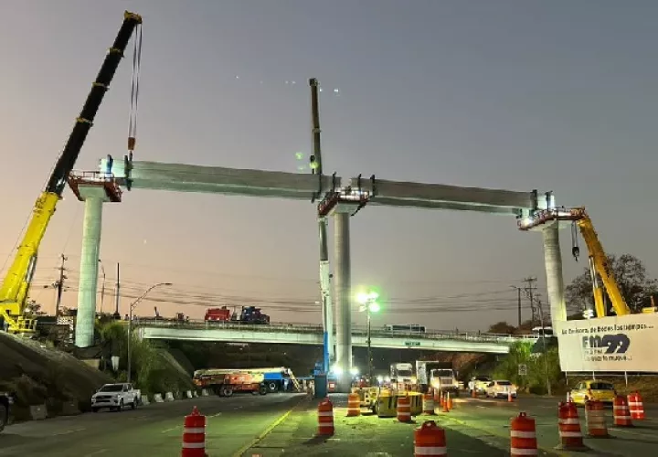 Para el montaje de estas vigas sobre columnas de 26 metros de altura se emplearon grúas telescópicas con un peso de 500 toneladas. Foto. Metro de Panamá