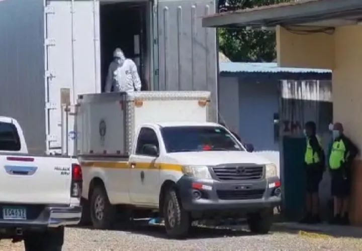 El pasado jueves fue instalado en las afueras de la morgue judicial del distrito de David, un contenedor para refrigerar los restos de las 37 personas que fueron extraídos del área de Los Planes en Gualaca. Foto. Archivo