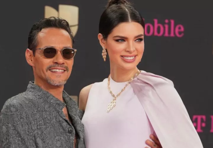 Marc Anthony y Nadia Ferreira en la alfombra roja de Premio Lo Nuestro. Foto: Instagram / @nadiatferreira