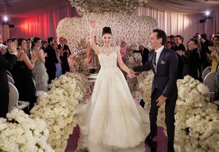 Nadia Ferreira y Marc Anthony por el pasillo central festejando su reciente unión. Foto: Instagram / @nadiatferreira