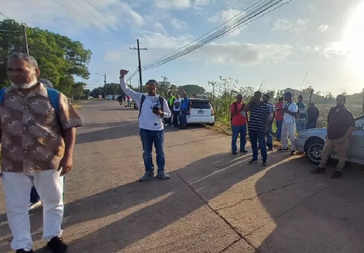 Desde temprano, la fila de desempleados comenzó a formarse a las afueras del proyecto, en donde se espera al presidente Laurentino Cortizo, para la colocación de la primera piedra de esta obra. Foto. Eric Montenegro
