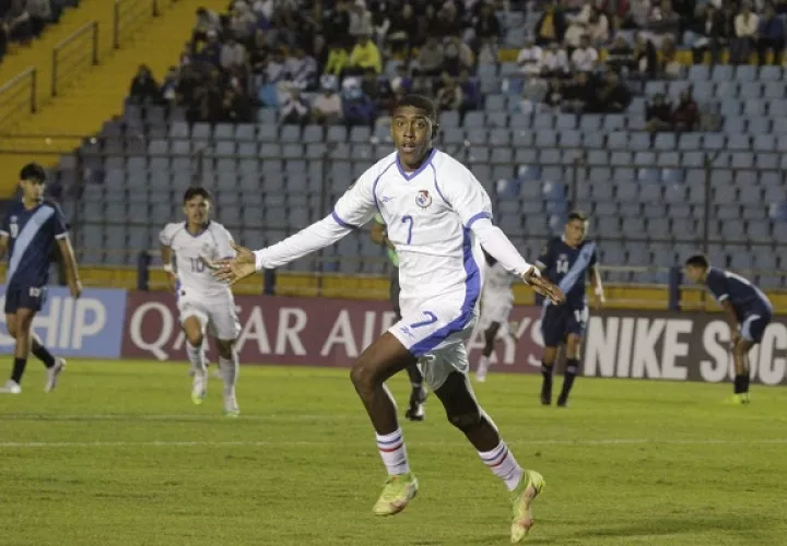 Kevin Walder festeja su gol contra Guatemala. Foto: Fepafut
