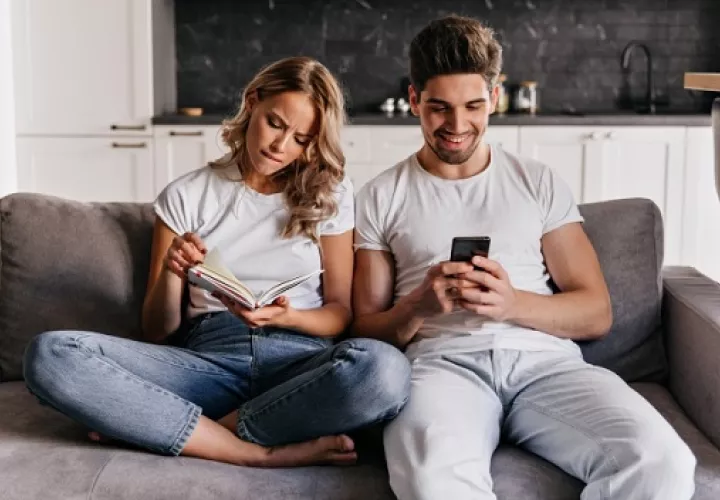 La tecnología y las redes sociales es uno de los intrusos silenciosos. Foto: Ilustrativa / Freepik