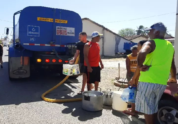 Enviaron carros cisternas a las comunidades para abastecerlas de agua. Foto. Thays Domínguez 