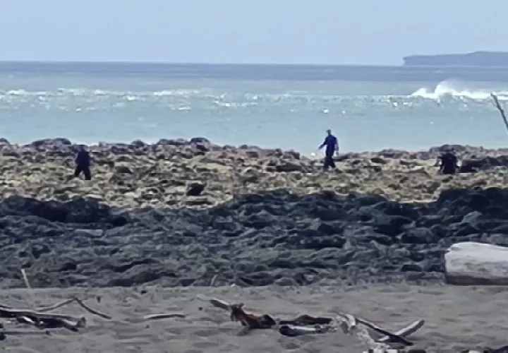 A la búsqueda se han sumado pescadores organizados, residentes y empresarios de la comunidad, quienes han puesto a disposición de la Fuerza de Tarea Conjunta (FTC) botes, lanchas, y otros recursos para la búsqueda. Foto. Thays Dompinguez