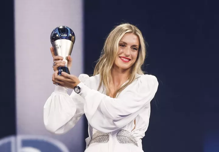 Alexia Putellas levanta el trofeo The Best en la rama femenina. Foto: EFE