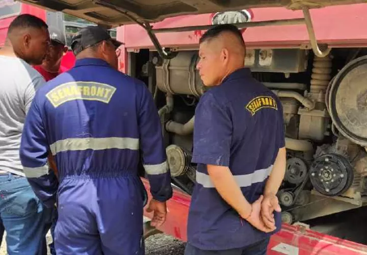 Miembros del Senafront también participaron en la inspección de los autobuses. Archivo