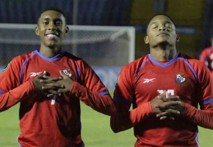 Kevin Walder (uzq.) y Héctor Ríos de Panamá anotaron contra Cuba. Foto: Fepafut