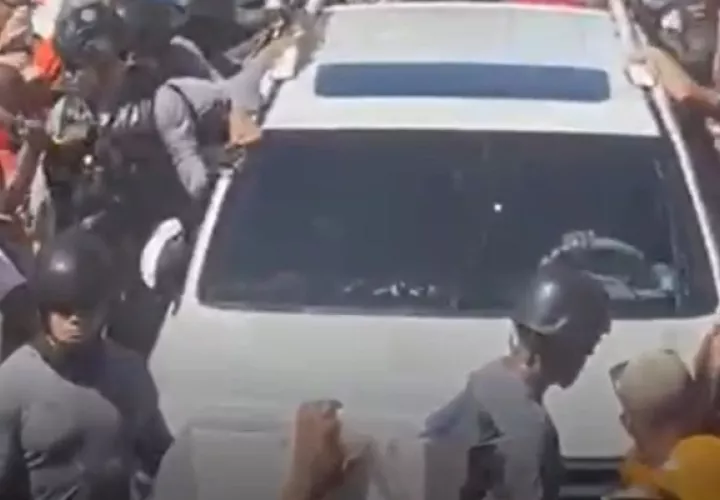 Unidades policiales al momento de retirar el auto de los culecos. Foto: Policía Nacional 
