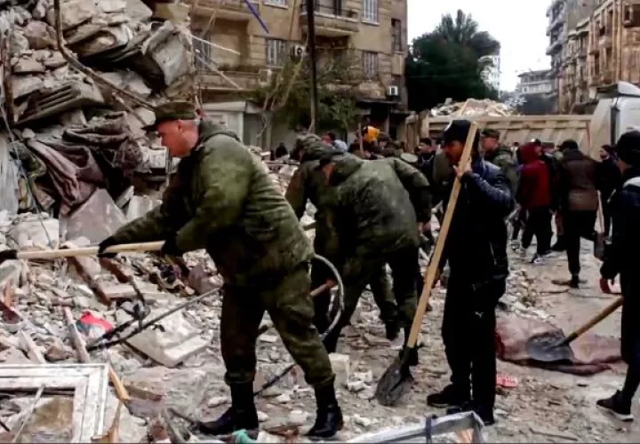 Los equipos de rescate han podido sacar con vida a unas 8,000 personas de entre los escombros. Foto: EFE