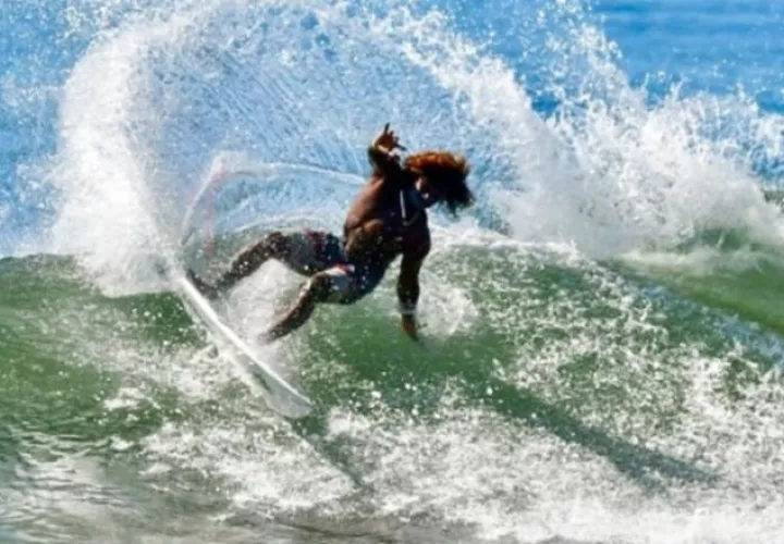 "Oli" Camarena, surfista panameño. Foto: Cortesía