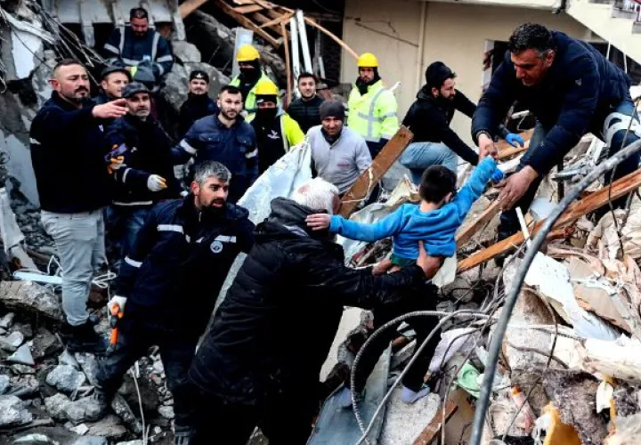 La devastación es de tal grado y el área tan amplia que todavía hay lugares a los que no ha llegado ayuda alguna. Foto: EFE