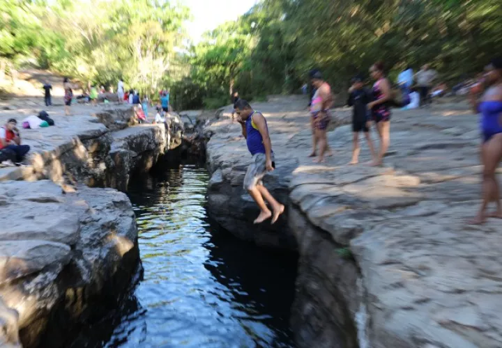 Los bañistas realizan clavados en el área profunda del balneario.   Foto: Mar y Tierra Tours