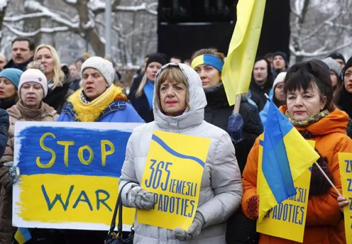 Manifestación para conmemorar el primer aniversario de la invasión rusa de Ucrania en el Monumento a la Libertad en Riga, Letonia. Foto: EFE