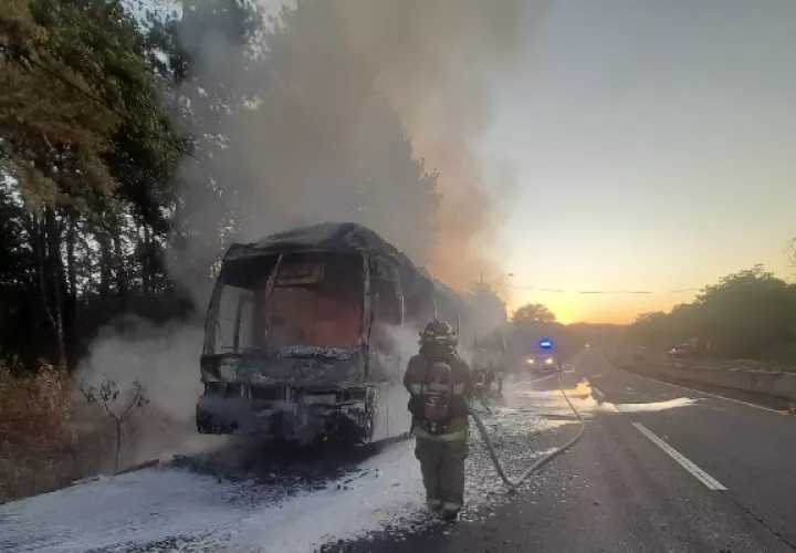 El bus con placa 5B-16 fue declarado pérdida total. Foto. Cuerpo de Bomberos