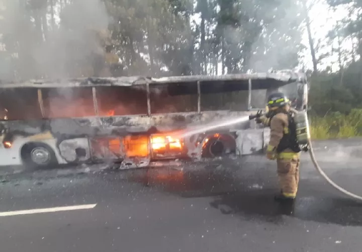 Investigan las causas que provocaron el incendio del bus de la ruta Darién-Panamá. Foto. Cuerpo de Bomberos