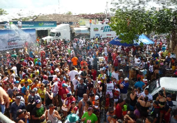 Los accesos hacia la Placita San Juan de Dios, ubicada en la avenida central de la ciudad de Santiago, amanecieron cerrados como inicio de la seguridad donde se concentrarán centenares de personas que estarán dispuestas a gozar de los carnavales. Foto. Melquíades Vásquez