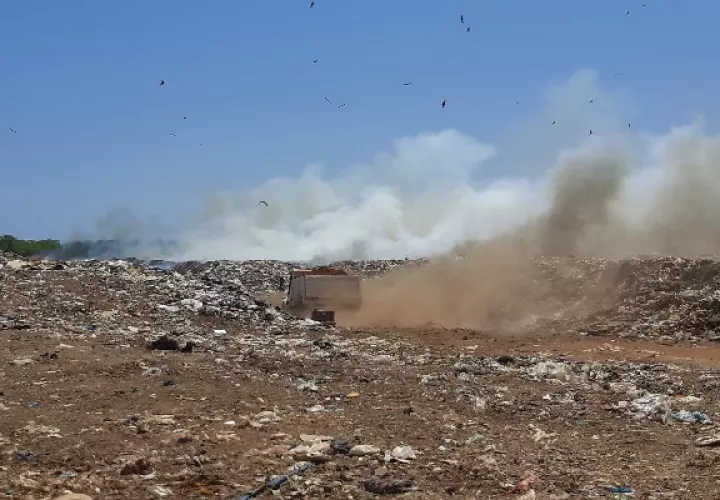 Desde la Alcaldía de Chitré, informaron que al menos cuatro mil toneladas de tierra han sido utilizadas para sofocar la basura incendiada. Foto. Thays Domínguez