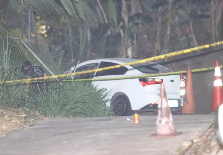 Carro donde fue hallado sin vida un hombre por San Isidro, en la noche del viernes. Foto: Alexander Santamaría