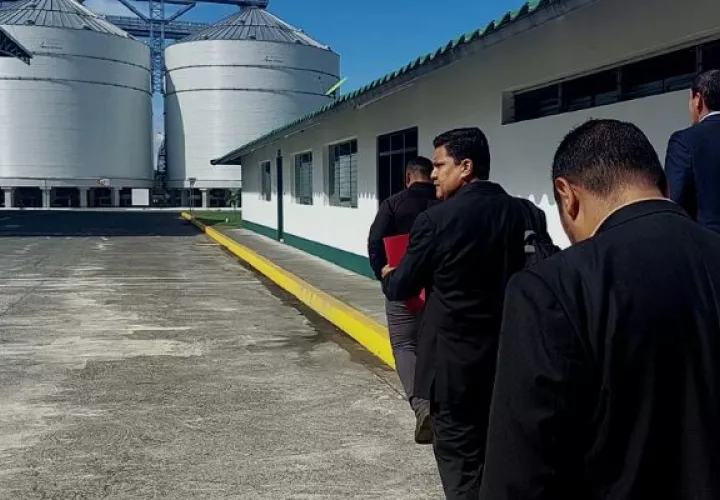Acodeco realiza diligencia judicial en diligencia judicial en las instalaciones de 13 molinos de arroz. Foto: Cortesía
