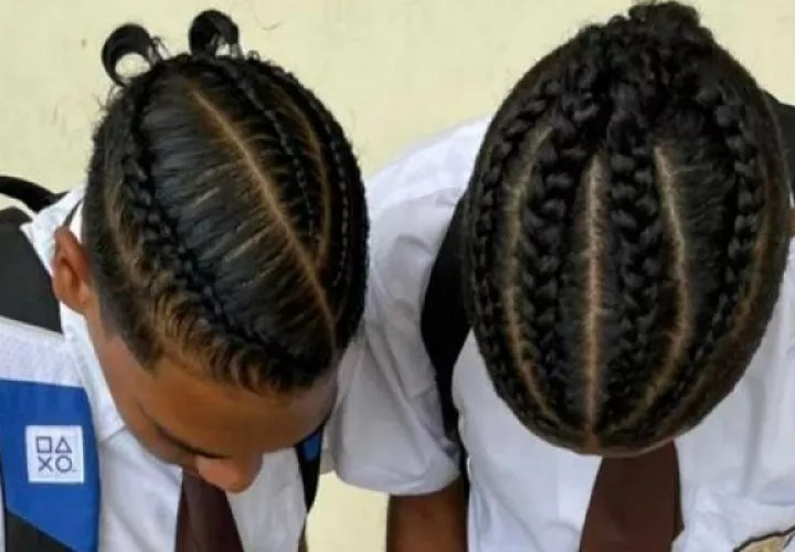 Imagen de los jóvenes que no se les permitió el ingreso en una escuela pública. Foto: Internet
