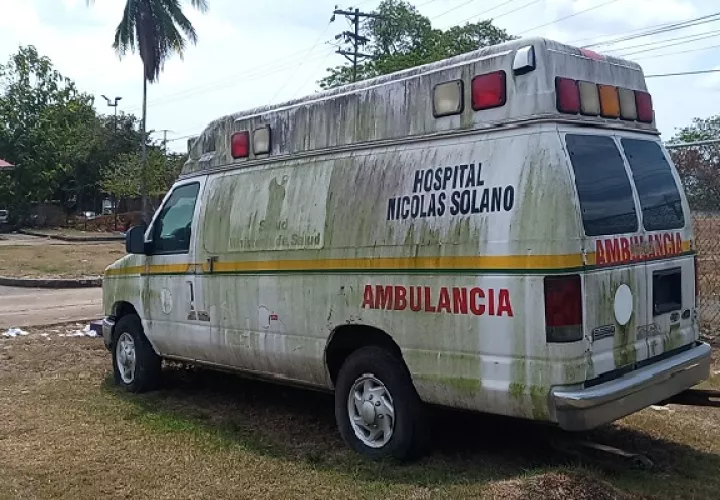 En la parte frontal de la sede regional del Minsa otras ambulancias de diversos modelos también están estacionadas al estar dañadas. Foto. Eric Montenegro