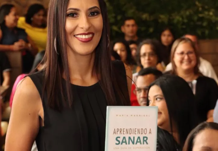 La autora en el lanzamiento del libro. Foto: Instagram / @mariamadrigaloficial