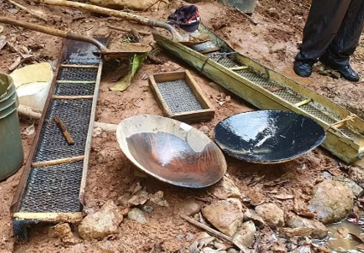  A estos mineros artesanales también se les encontró  2 bateas, 2 canales, 2 palas y 1 machete. Foto: Diomedes Sánchez 