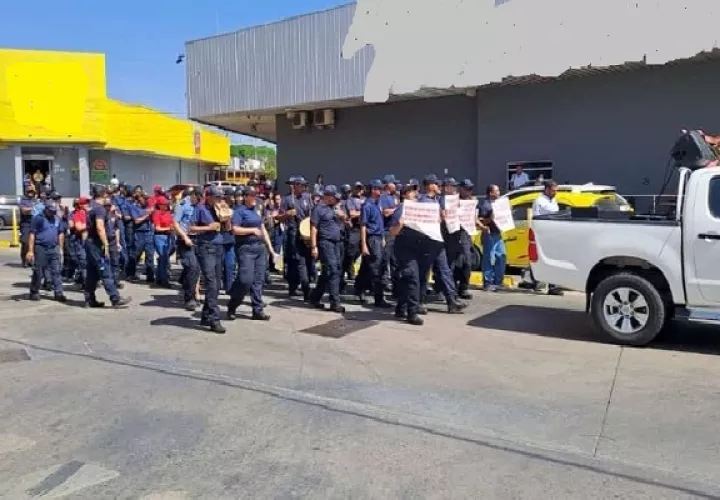 Los bomberos también marcharon exigiendo justicia y respuesta para sus aspiraciones. Foto. Thays Domínguez